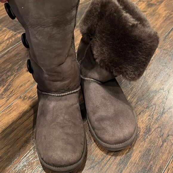 Uggs Bailey Button Triple Boot brown in GUC size 7 - Picture 2 of 9